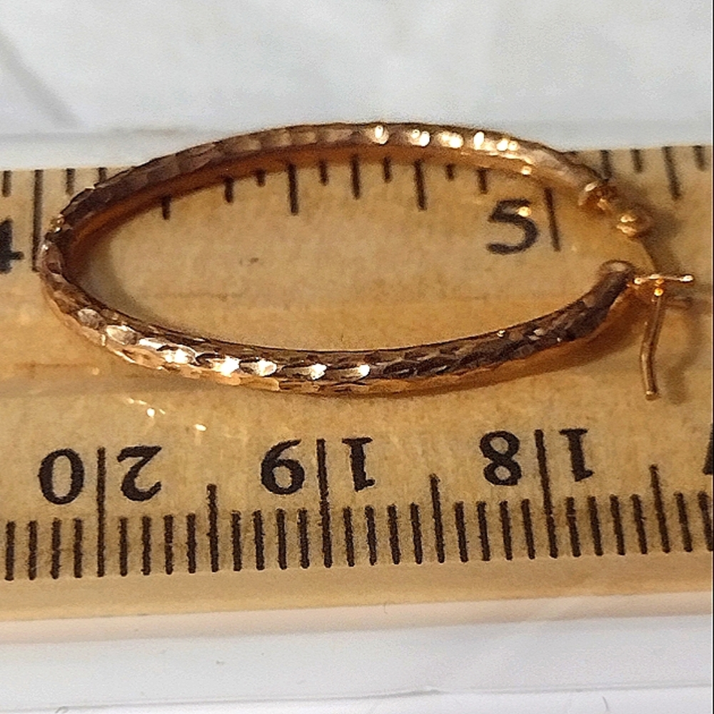 14K Michael Anthony Etched Gold Hoop Earrings NWT 1.0gms. 1.5" - Picture 11 of 11